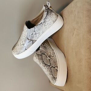 Faux leather snakeskin sneakers, siz 9